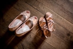 Deux paires de chaussures posées sur le sol en bois