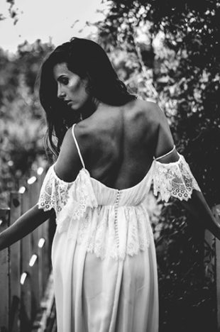 Mariée de dos qui porte une robe dos nu.