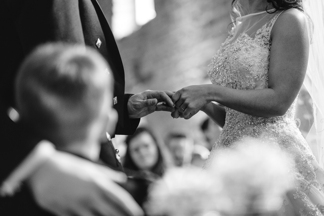 enfant qui regarde l'échange des alliances à un mariage