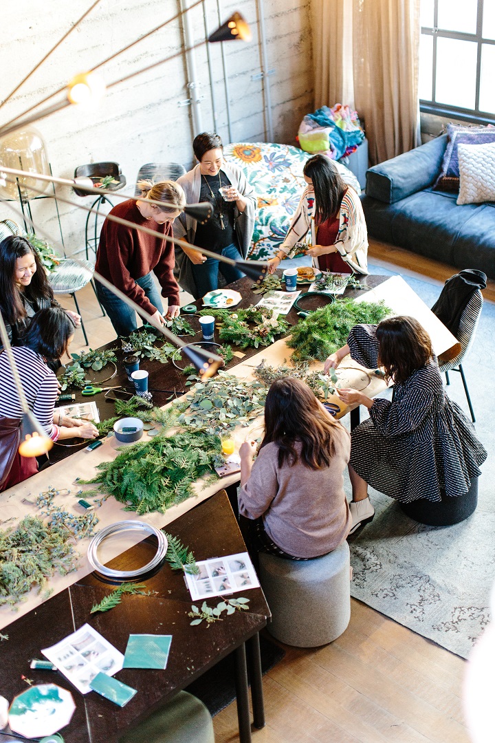 Groupe de femmes durant un atelier créatif autour d'une table