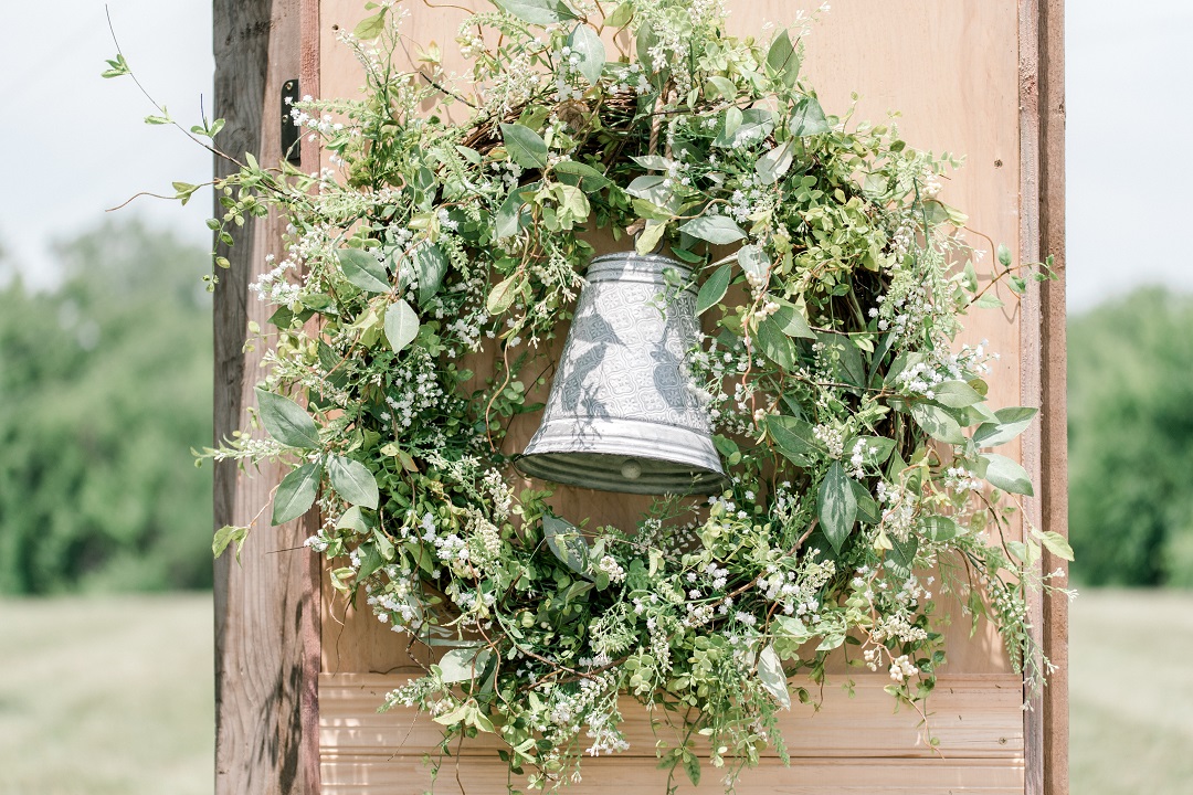 DECORATION DE VERDURE SUR UNE PORTE