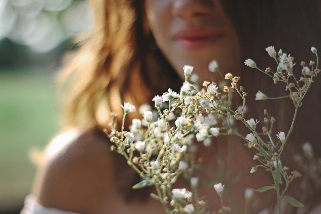 Visage d'une mariée avec un bouquet de gypsophile