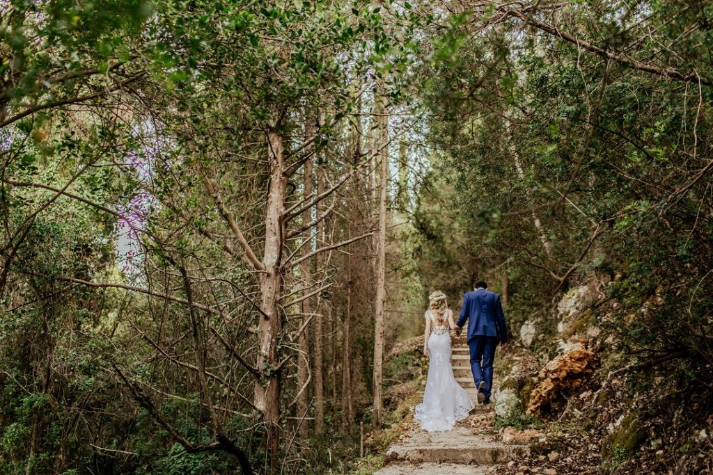 COUPLE DE MARIES QUI MARCHENT DANS LA FORET