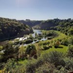 VALLEE ENSOLEILLEE OU COULE UNE RIVIERE