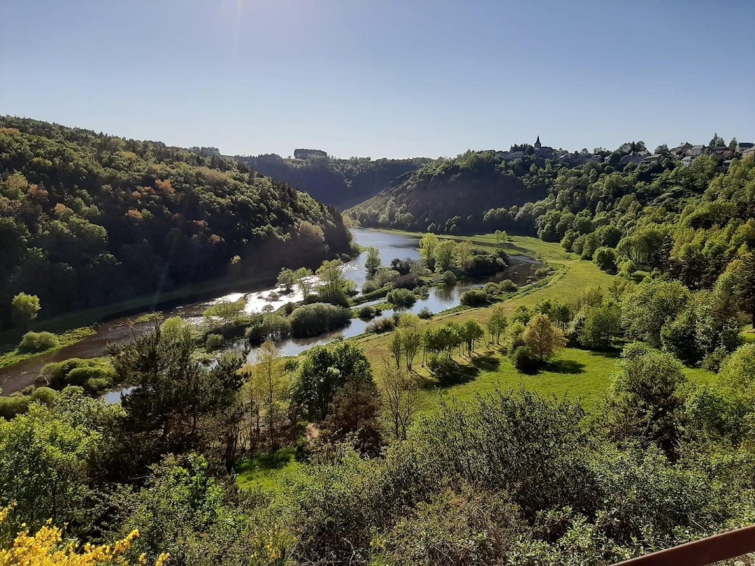 VALLEE ENSOLEILLEE OU COULE UNE RIVIERE