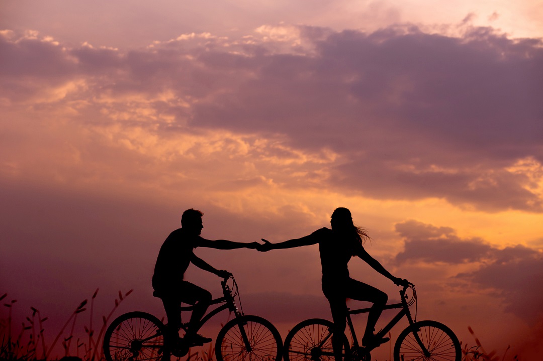 COUPLE FAISANT DU V2LO AU COUCHER DE SOLEIL