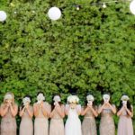 Groupe de demoiselle d'honneur et mariée qui cachent leur visage avec un bouquet de fleur