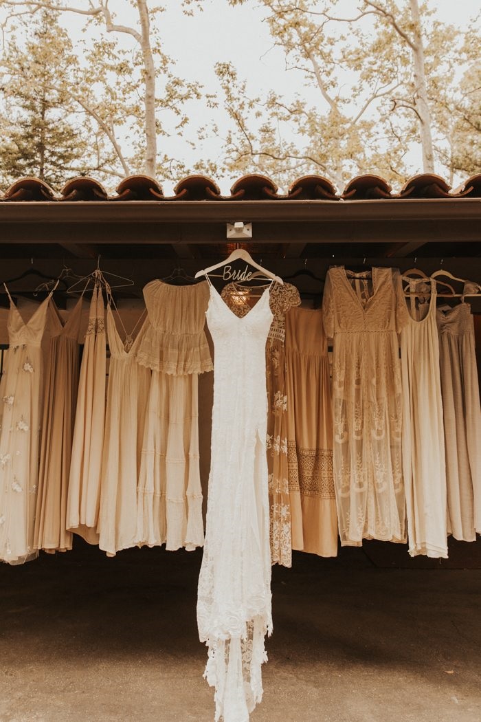 Robe de la mariée sur un cintre avec celles de ses demoiselles d'honneur
