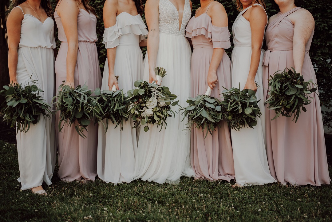 Groupe de demoiselles d'honneur alignées, mariée au centre