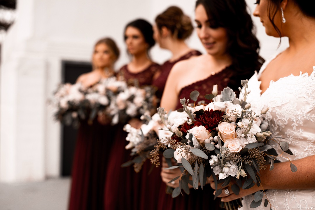 Mariée avec ses demoiselles d'honneur qui tiennent un bouquet