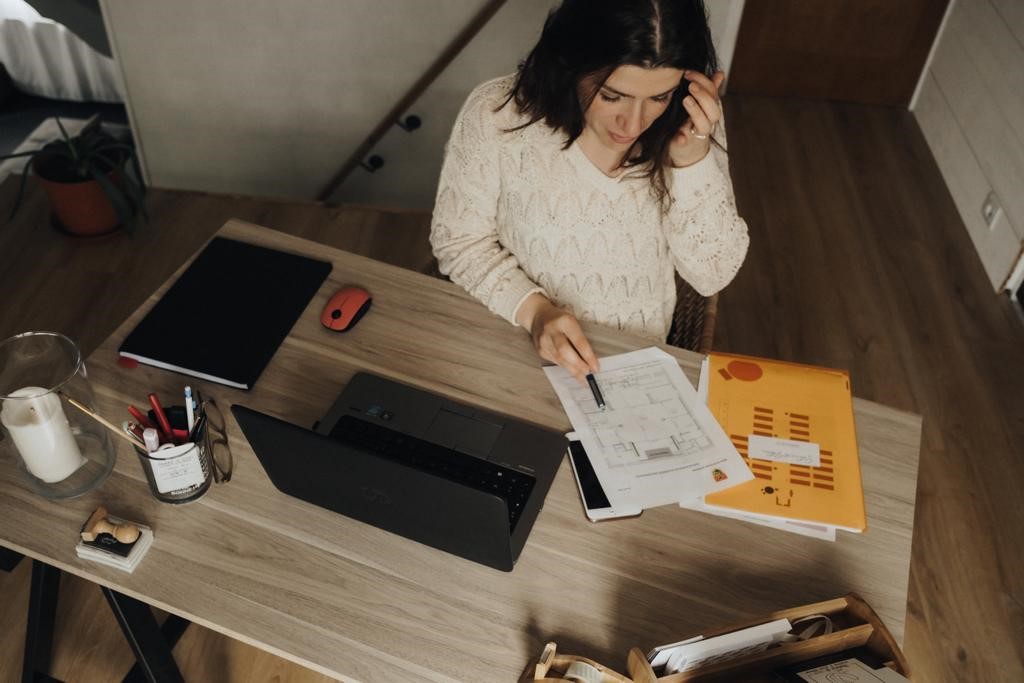 wedding planner qui travaille au bureau