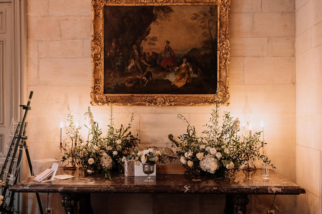 décoration de table avec des bouquets de fleurs