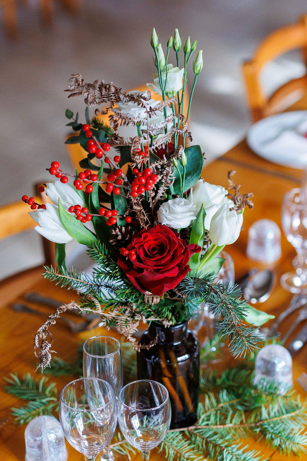 Décoration de table, avec des fleurs rouges et blanches
