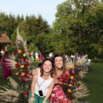 Deux filles devant un photobooth lors d'un mariage