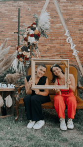 Deux femmes devant un photobooth lors d'un mariage