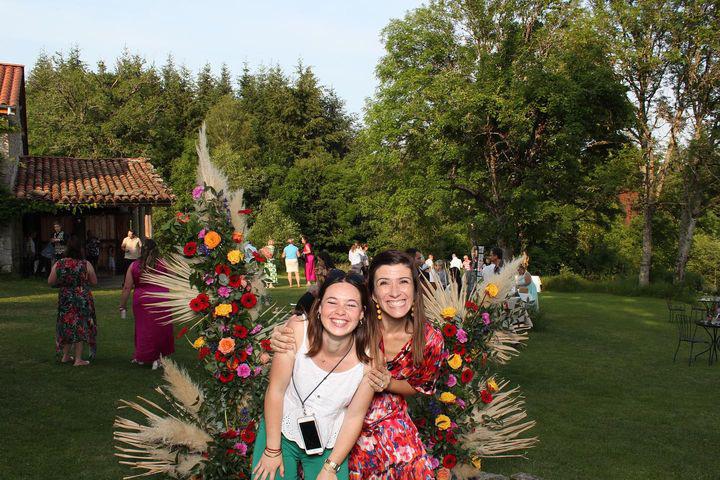 Deux filles devant un photobooth lors d'un mariage