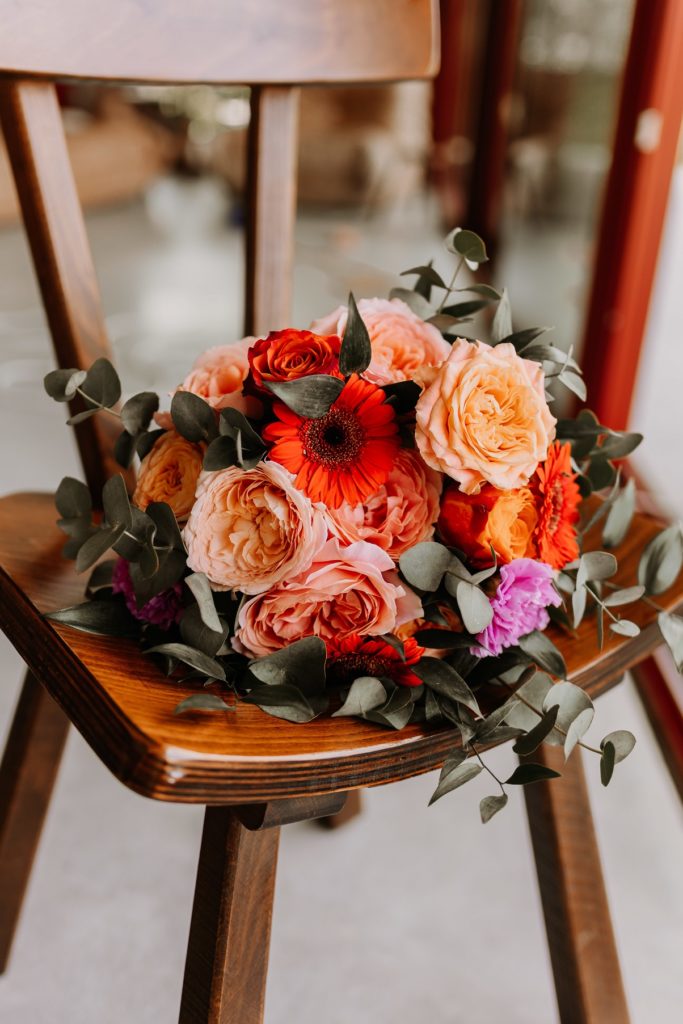 UN bouquet de fleurs fraiches avec des couleurs très flash