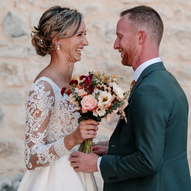 Couple de mariés. Robe dentelle et costume bleu-vert