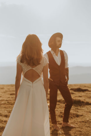 couple de mariés sur une montagne