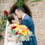 bisous des mariés après le first look bouquet à la main