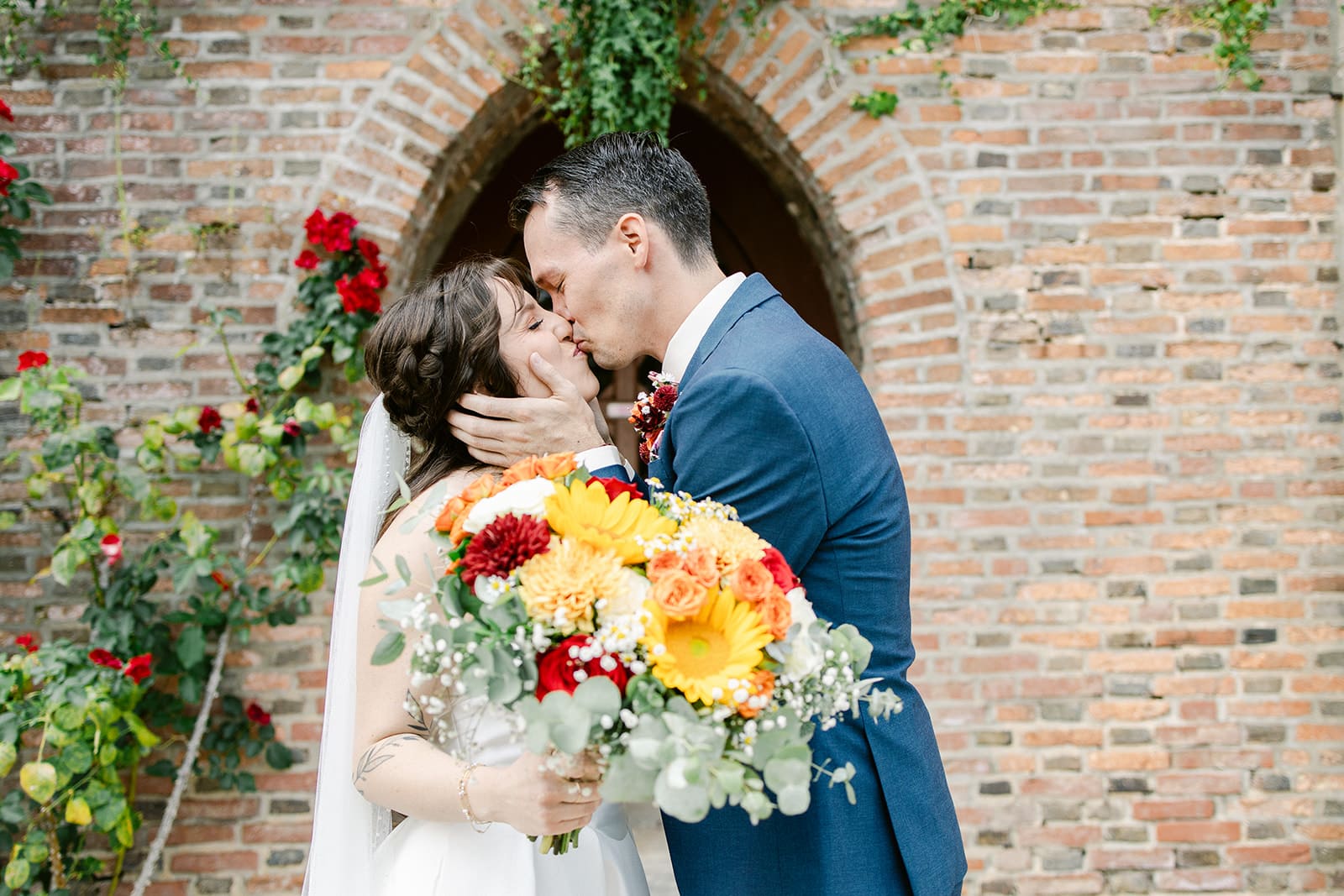 bisous des mariés après le first look bouquet à la main
