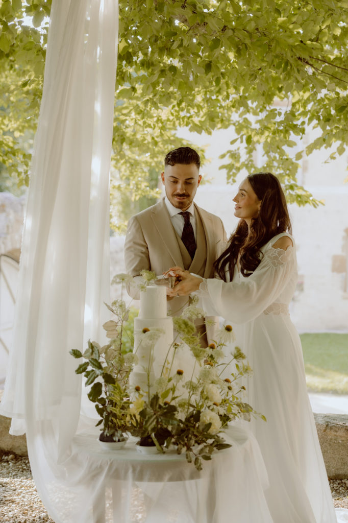 les mariés coupent leur wedding cake