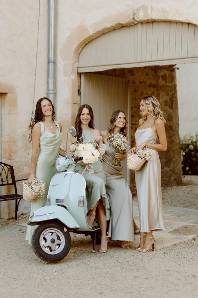 4 demoiselles d'honneur sur une Vespa